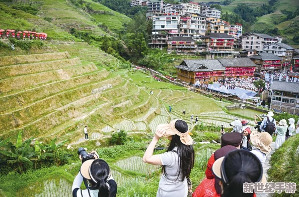 户外勾搭放牛老头：近日，这位老头在乡村小道上与游客互动，分享了他与牛的趣事，引发热议
